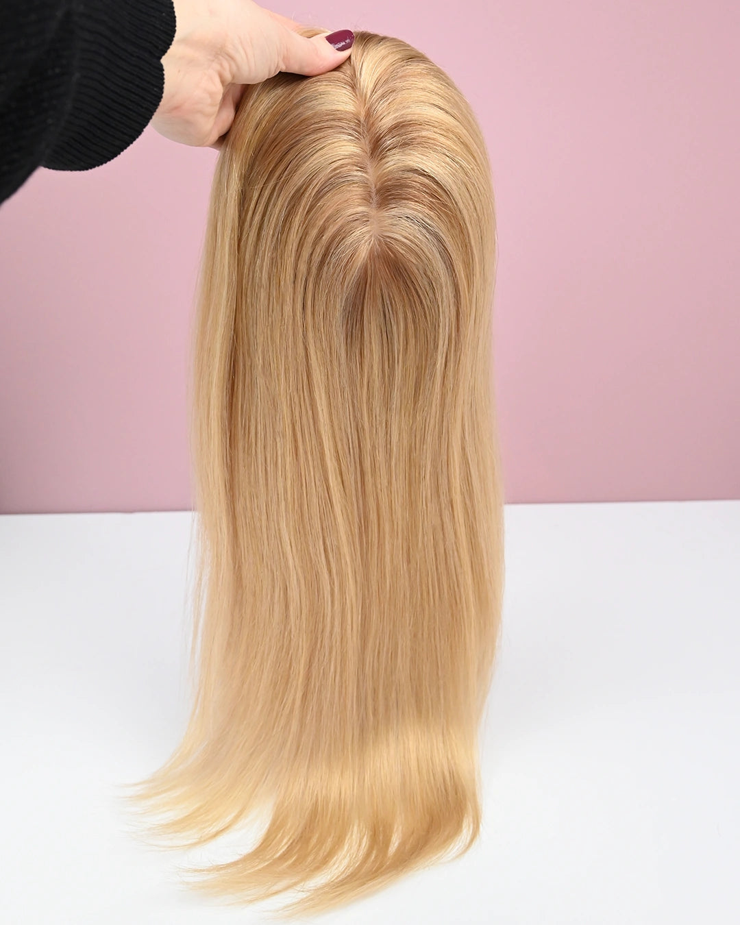 Balayage hairtopper met rooted aanzet in een natuurlijke midden blond tint. Gemaakt van remy human hair op een silk base voor het beste resultaat.