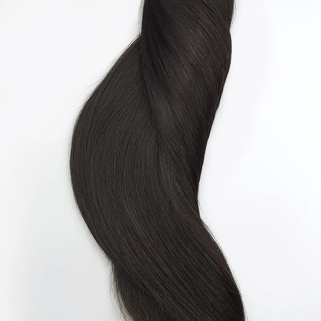 Close up van de zwart bruine clip in hair extensions. Kleurcode