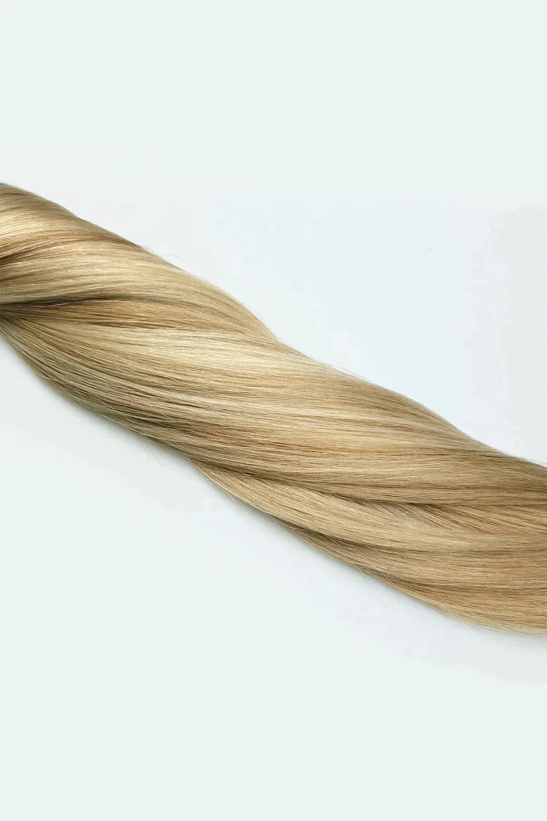 Clip-in hairextensions met highlights in verschillende blondtinten gemaakt van echt mensen haar. Blend gemakkelijk met meerdere blondtinten.