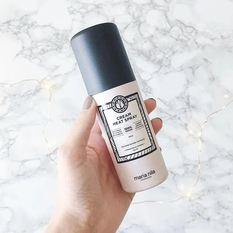 Zodra de extensions droog zijn raden we aan om ze in te sprayen met een vochtinbrengende- of siliconenspray. Siliconen spray hydradeert de extensions waardoor ze weer een mooie glans krijgen en minder snel droog aanvoelen. Siliconen spray is een geweldige aanvulling op je verzorgingsroutine omdat extensions niet de natuurlijke toevoer van oliën krijgen zoals je eigen haar krijgt.