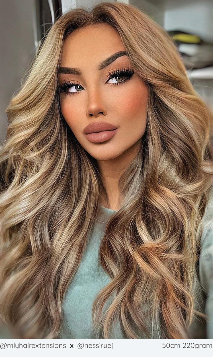 Mixed blonde clip in hairextensions met highlights in de lengte 50cm. Deze 20 inch lange clip in extensions zijn gemaakt van remy human hair en zijn double drawn en double weft dus vol tot in de punten. Je kan deze extensies dus gewoon krullen en naar wens stylen.