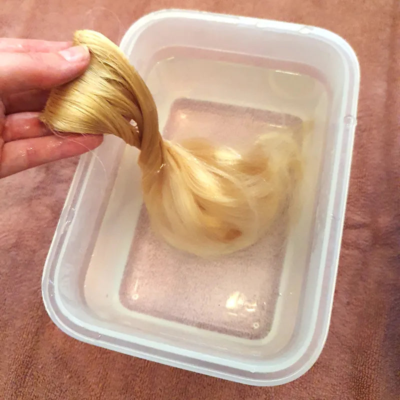 De inwerktijd van de zilvershampoo kan per soort extensions en shampoo verschillen. Laat daarom je extensions niet te lang in de zilvershampoo weken. Ze kunnen snel een te grijze of blauwe gloed krijgen. Droog ze bij twijfel eventueel eerst om het eindresultaat te zien