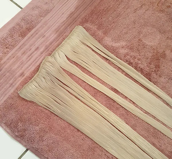 Leg de extensions bij voorkeur op een handdoek en strijk ze met je handen glad en laat deze een nacht drogen. Of hangt ze op met een extension hanger.