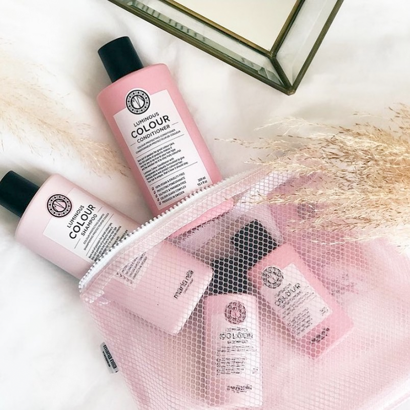 Maria Nila Luminous Colour shampoo is speciaal voor gekleurd haar en bevat geen sulfaten of parabenen en is daarom ook ideaal voor hairextensions.