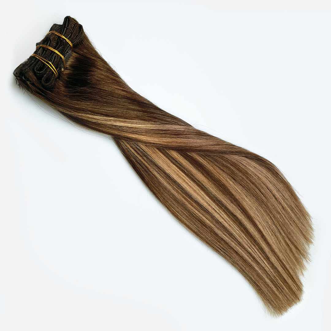 Clip in volumizer Bronde Balayage hairextension. Van bruin naar bruin met blonde highlights clip in hair.