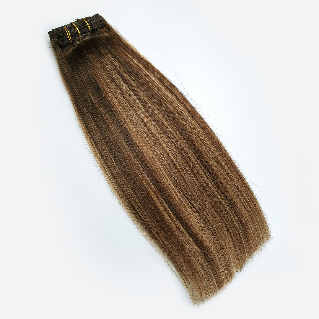 Bronde Balayage clip in hairextensions met een donker bruine aanzet en bruin met blonde highlights.