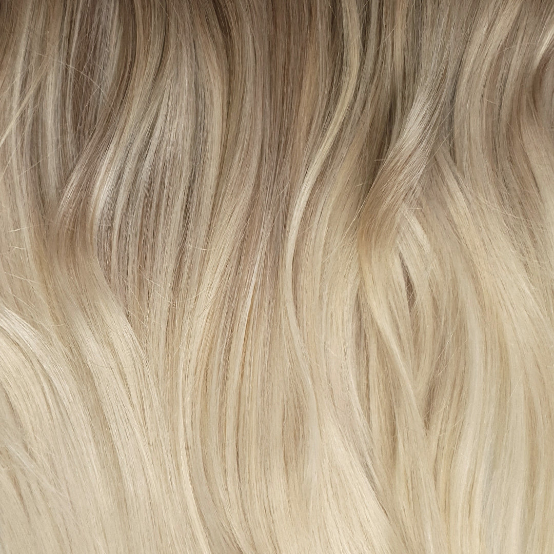 Cappuccino balayage is een super mooie set clip-ins met een donker blonde aanzet die overloopt in platina blonde punten (