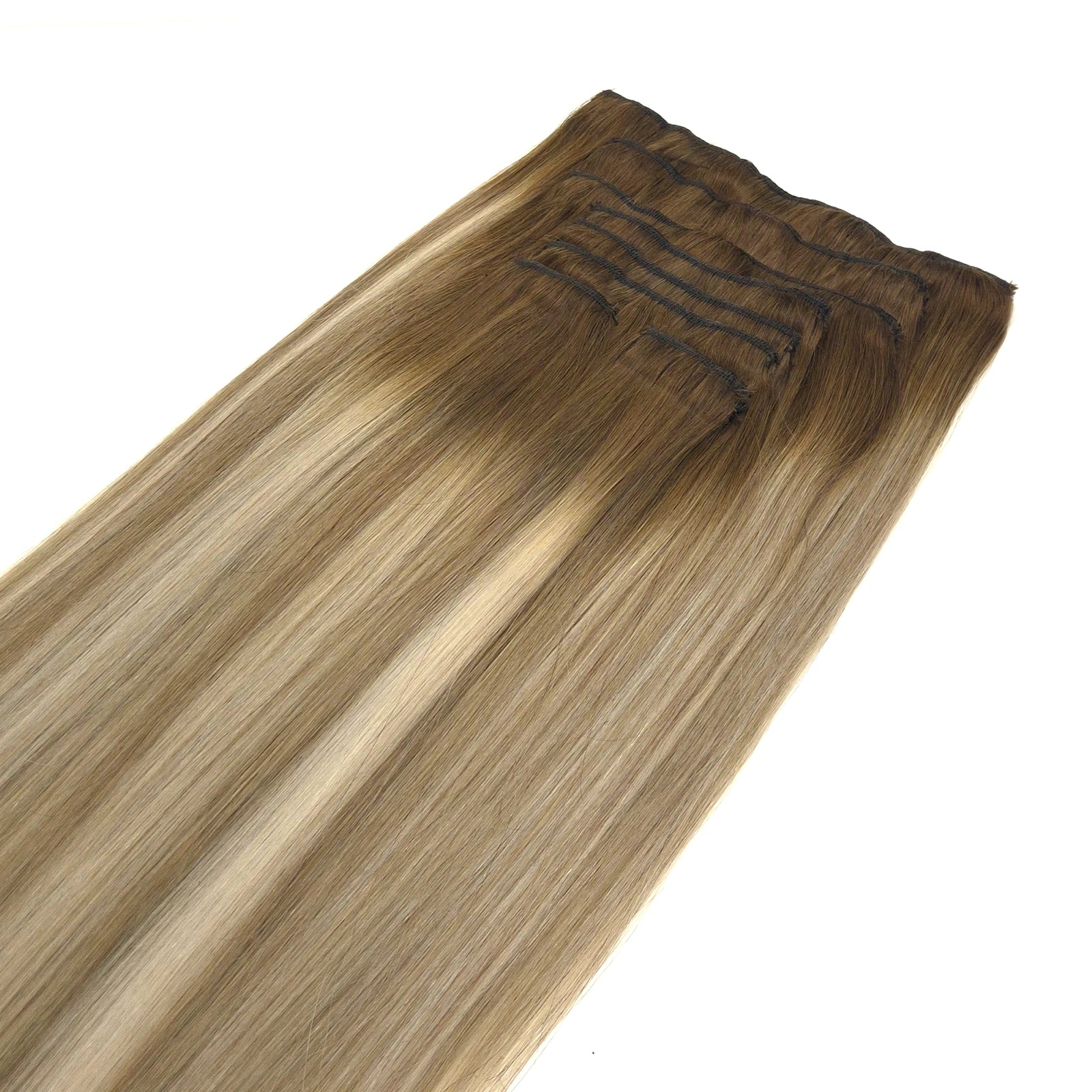 Clip in hair extensions van remy human hair in de kleur Rooted Honey Blonde Balayage. Een donkere aanzet die overloopt in blonde punten met highlights. 