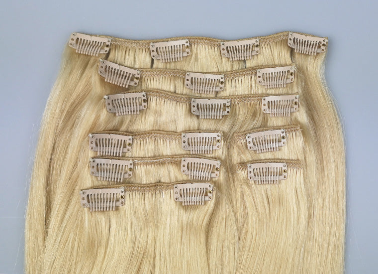 Strookjes en clips van de bleach blonde clip in extensions. Bleach blond is een lichte blondtint met gouden ondertonen. Geef je haar een boost met deze mooie sunny shade. MLY clip-in hairextensions zijn gemaakt van echt haar en kan je dus gewoon krullen, wassen en stylen zoals je eigen haar.