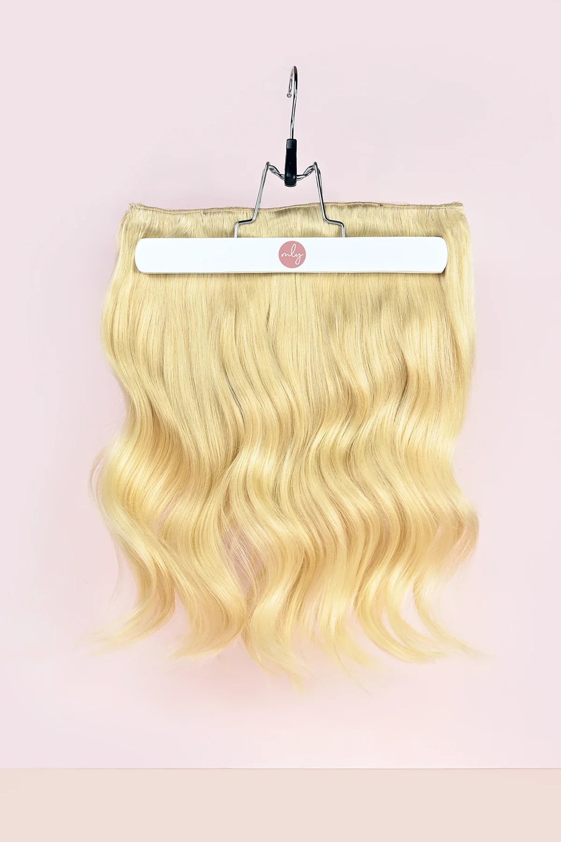 Bleach blonde geel blonde clip in hairextensions met een warm gele ondertoon. Geef je haar meer volume met clip in hair extensions van MLY Hairextensions. Goedkope extensions maar ook de beste hairextensions van Nederland.