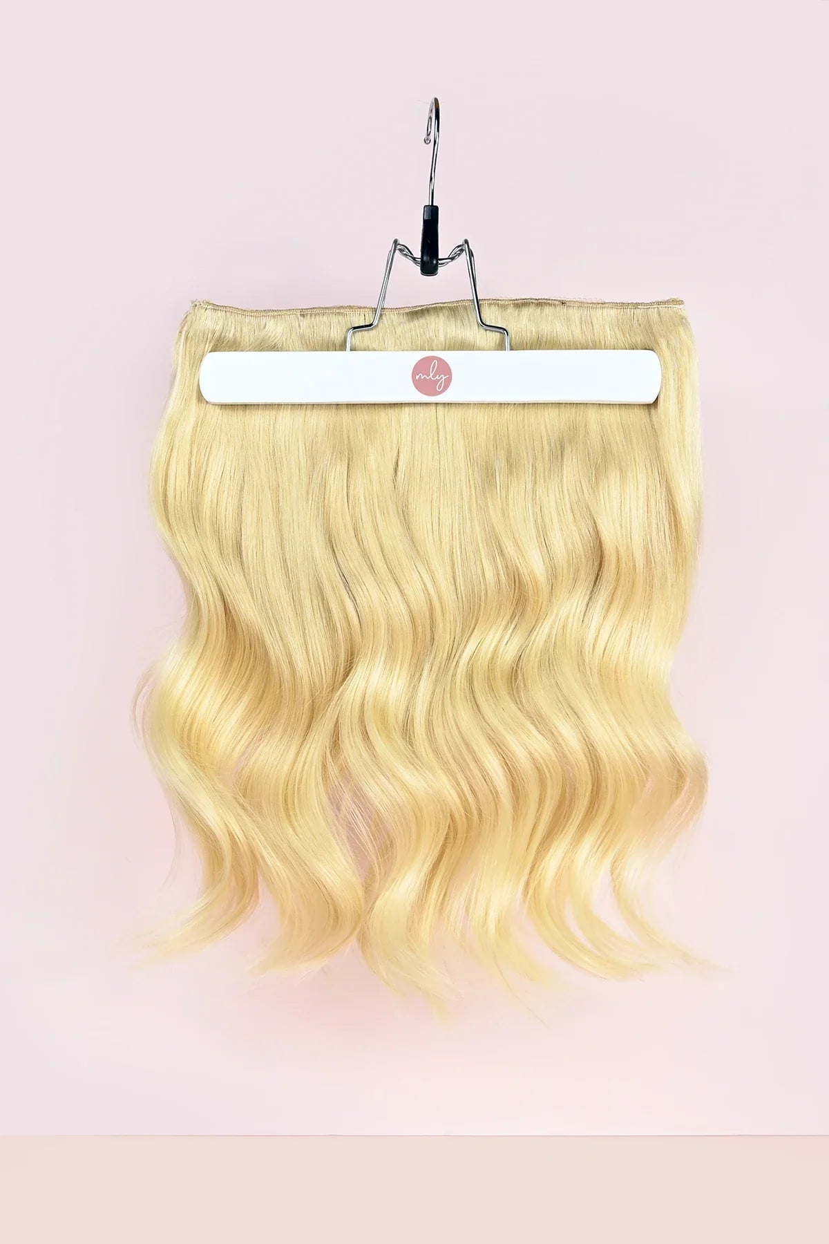 Bleach blonde geel blonde clip in hairextensions met een warm gele ondertoon. Verleng je haar gemakkelijk met clip in hair extensions van MLY Hairextensions. Goedkope extensions maar ook de beste hairextensions van Nederland.