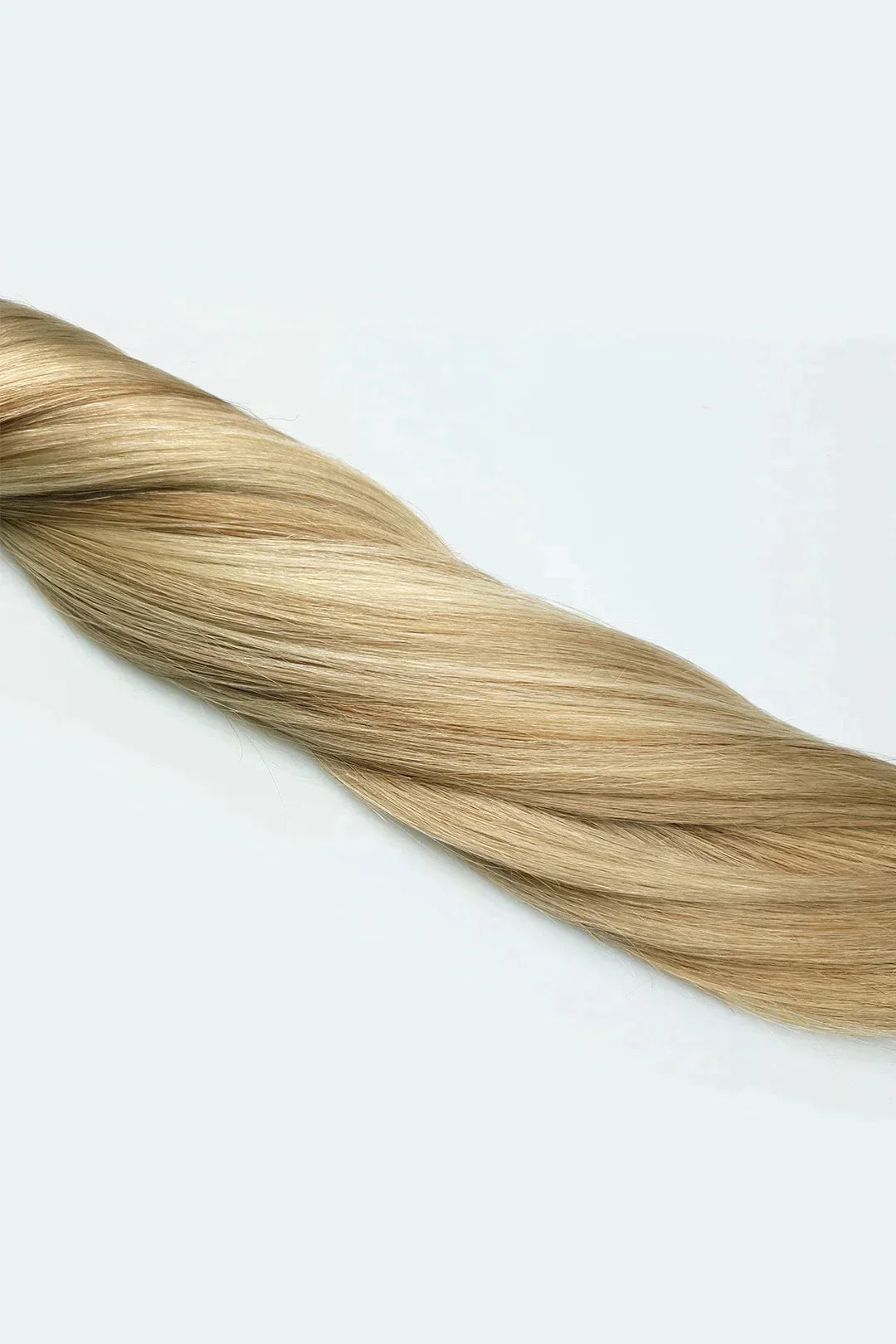 Clip in hairextensions met blonde highlights.