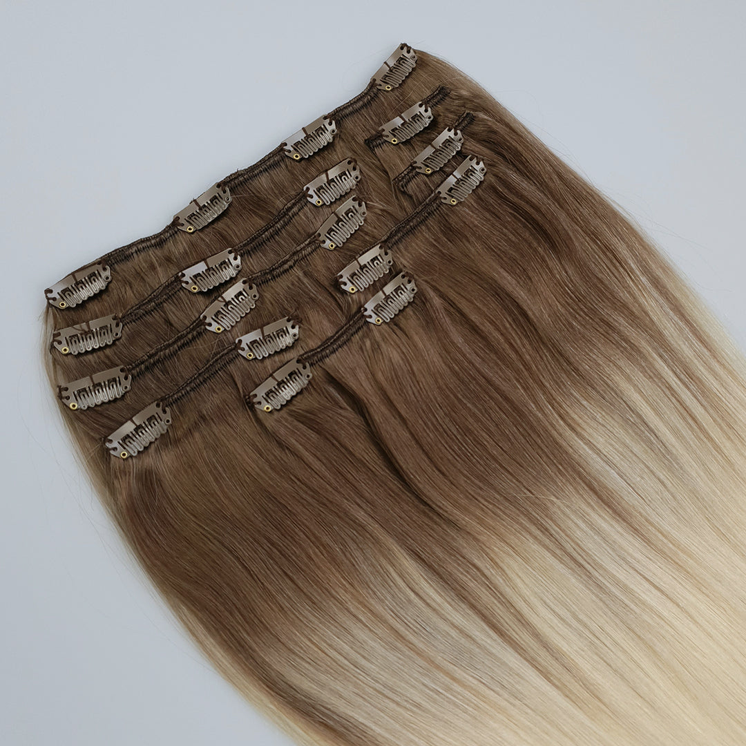 Deze set hairextensions bestaat uit 8 of 9 stroken echt mensenhaar van verschillende breedtes. Om de stroken mooi vol te krijgen zijn deze dubbel geweven. Aan de strookjes met haar zijn clips bevestigd die je aan je eigen haar vast kan clippen. Hier komt de naam clip-in extensions dan ook vandaan. De stroken hebben nu ook kant bij de aanzet voor extra grip en stevigheid.