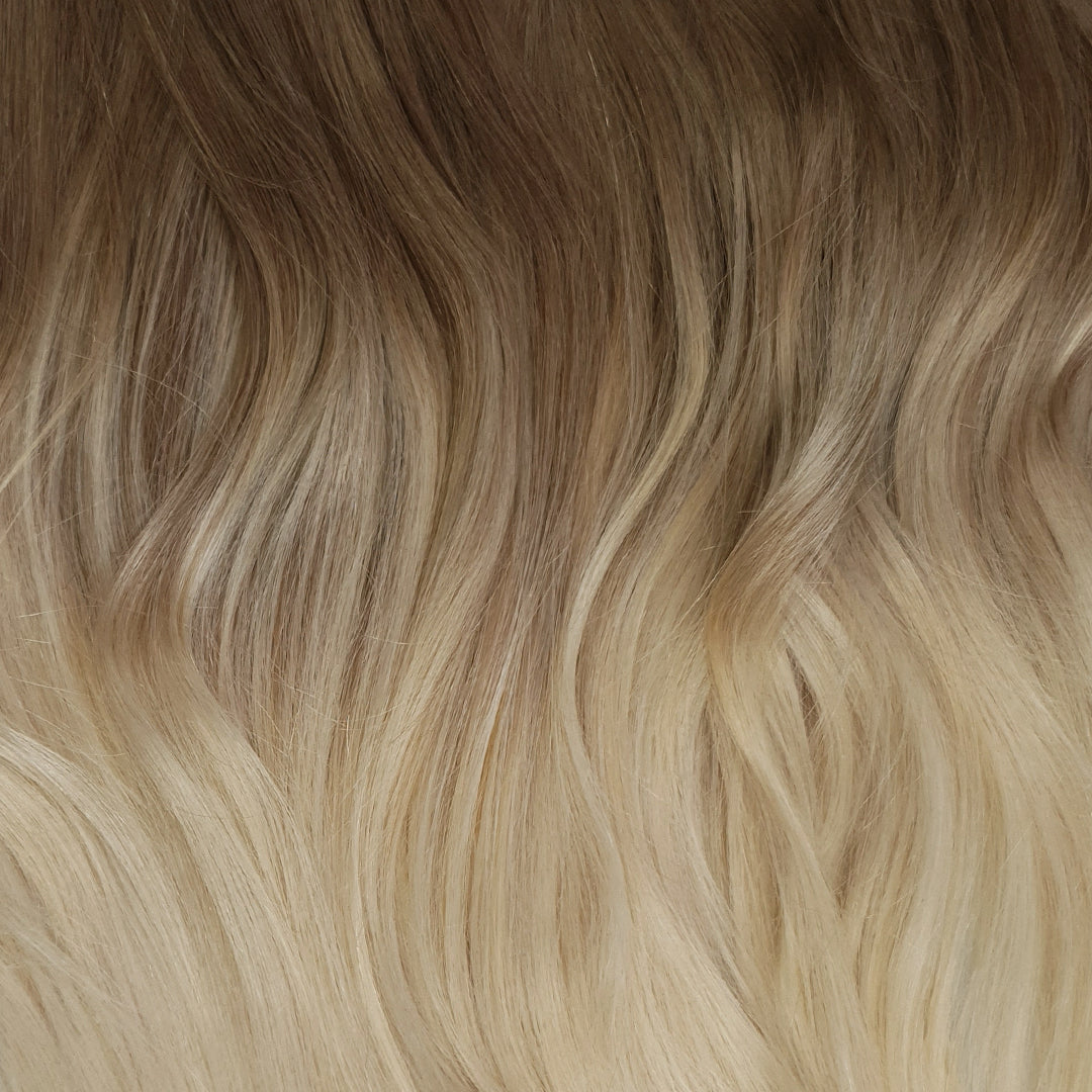 Cappuccino balayage is een super mooie set clip-ins met een donker blonde aanzet die overloopt in platina blonde punten (