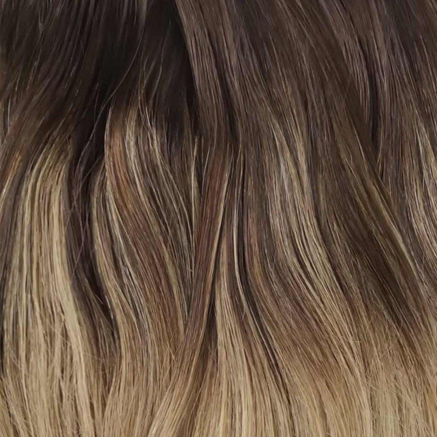 Chocolate balayage clip in hairextensions met donker bruine aanzet overlopend naar donker blonde punten.