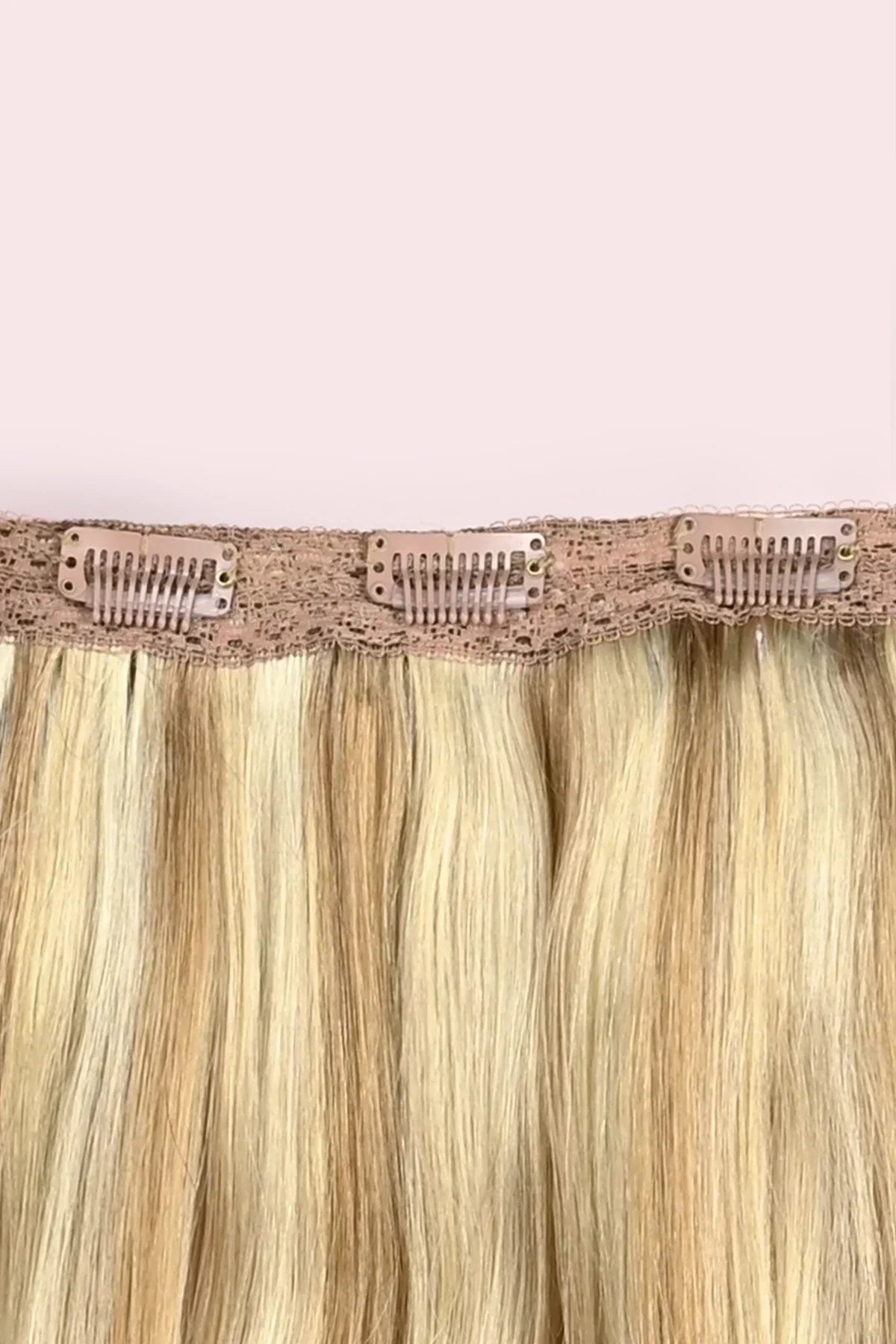 Clip in hair met licht blonde highlights, 3 kleuren blond in 1 volumizer. enkele clip in hair extenion met 5 clips van remy human hair