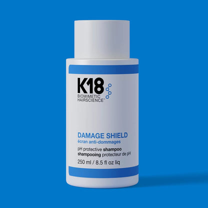  De K18 Damage Shield pH Maintenance Shampoo is een zachte, dagelijkse shampoo die je haar reinigt en tegelijkertijd beschermt tegen schadelijke invloeden zoals hitte, vervuiling en stylingproducten. 