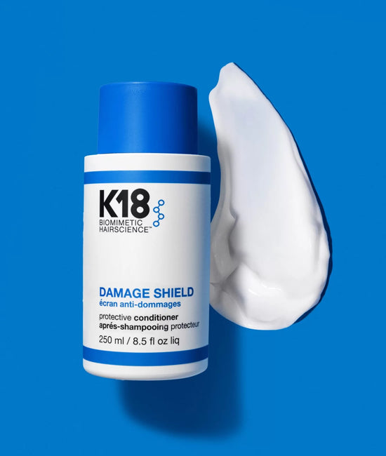De&nbsp;K18 Damage Shield Protective Conditioner is een lichtgewicht, versterkende conditioner die het haar beschermt tegen dagelijkse schade, terwijl het de vochtbalans op peil houdt. Deze conditioner voorkomt uitdroging door hitte, UV-straling en vervuiling, waardoor het haar sterker, gladder en veerkrachtiger blijft.