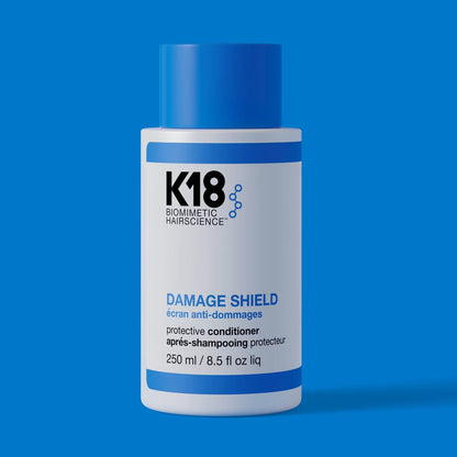 K18 Damage Shield Protective Conditioner. Dankzij de pH-gebalanceerde formule worden de haarschubben gesloten, wat helpt om pluis te verminderen en de natuurlijke glans te behouden. Met K18Peptide™ wordt het haar niet alleen gehydrateerd, maar ook hersteld en versterkt op moleculair niveau. Geschikt voor alle haartypes, inclusief gekleurd, chemisch behandeld haar en hairextensions.