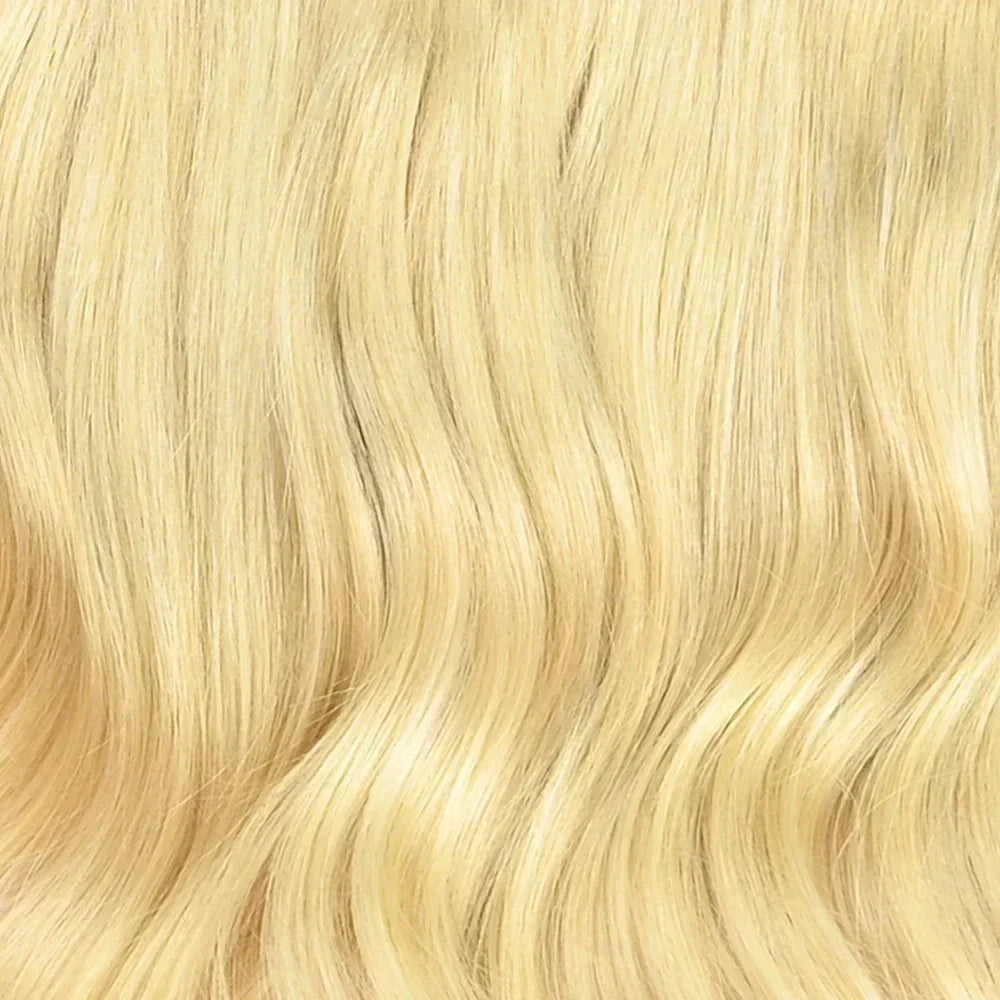 enkele 1 baans clip in volumizer quad weft geweven double drawn remy human hairextensions in de kleur bleach blond met een gele, warme ondertoon.