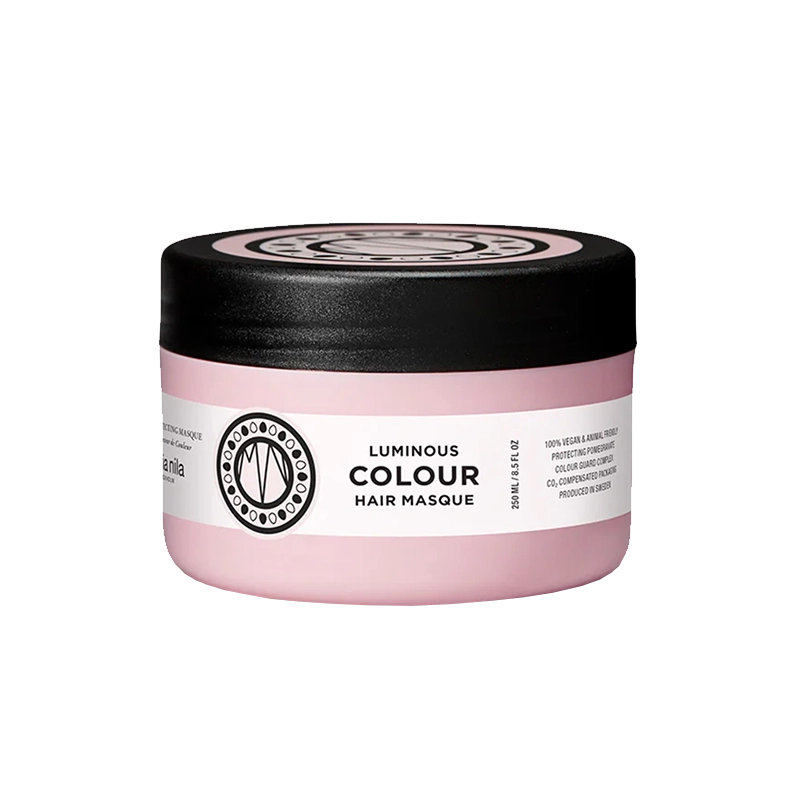 Maria Nila Luminous Colour Masque is een zacht haarmasker voor gekleurd haar die het haar hydrateert en voedt, met een zijdezacht resultaat. Dit product bevat&amp;nbsp;granaatappel extract&amp;nbsp;om de mooie kleuren te behouden.&amp;nbsp;Daarnaast heeft het een Colour Guard Complex, dit voorkomt&amp;nbsp;het vervagen van je haarkleur en het beschermt je&amp;nbsp;extensions en/of je eigen haar&amp;nbsp;tegen o.a. UV-straling. Luminous Colour Masque heeft een frisse en fruitige geur van appel, braam en perzik. Yum!