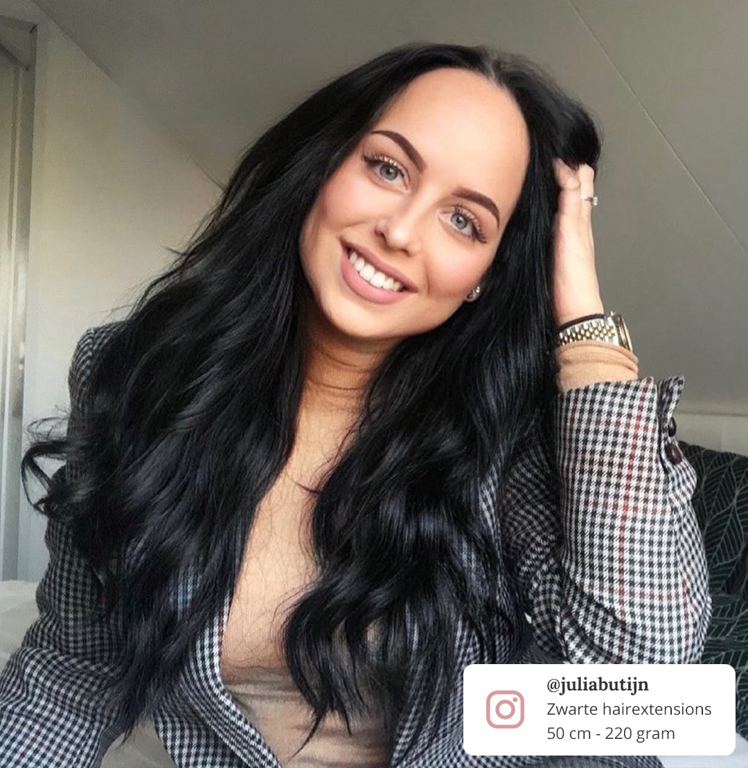 Clip in extensions van 50cm / 20 inch lang in de kleur zwart. Deze zwarte clip in hairexgtensions zijn verkrijgbaar in meerdere lengtes en diktes.