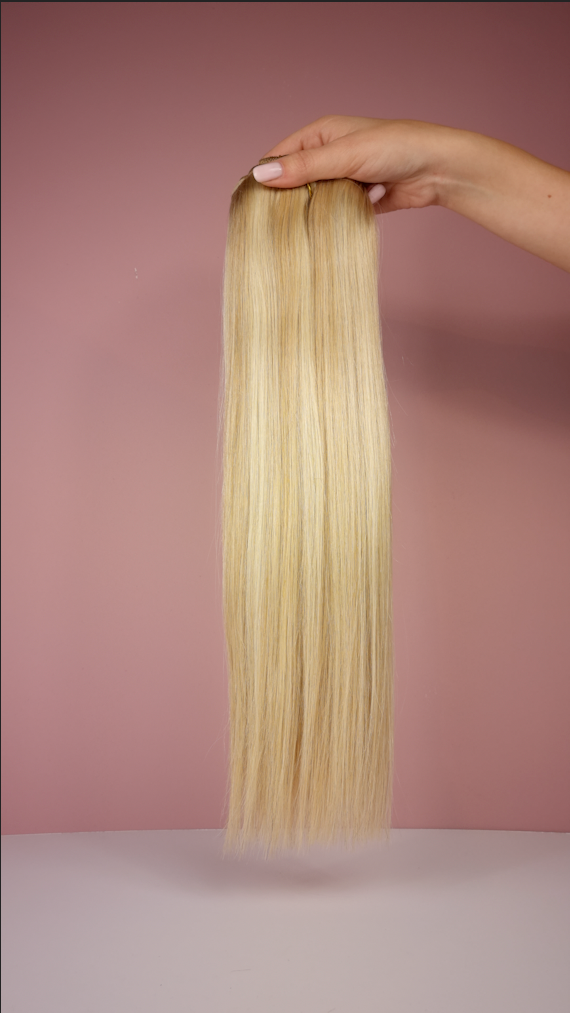 Video van de Natural blonde highlights clip-in Hairextensions. 40cm lange hairextensions van 180gram met verschillende natuurlijke blondtinten.