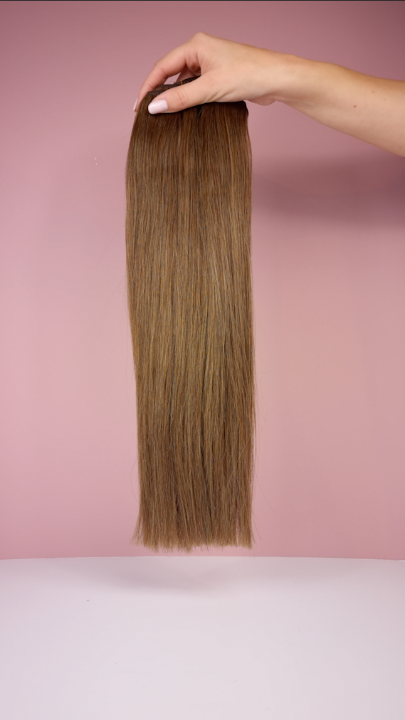 Video van de Warm bruine clip-in Hairextensions. 40cm lange hairextensions van 180gram met een warm midden bruine tint.