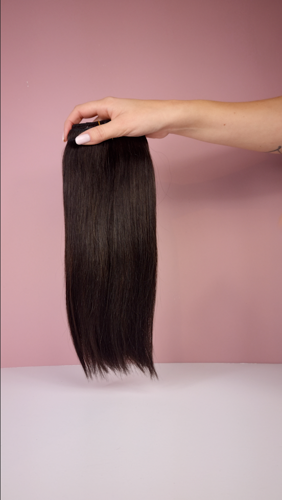Video van de Zwart bruine clip-in Hairextensions. 40cm lange hairextensions van 180gram kleur natural black