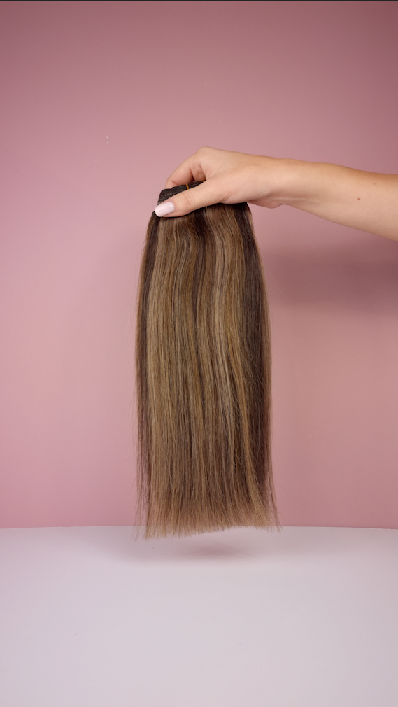 Video van de Bruine highlights clip-in Hairextensions. 40cm lange hairextensions van 180gram met 3 verschillende bruintinten.