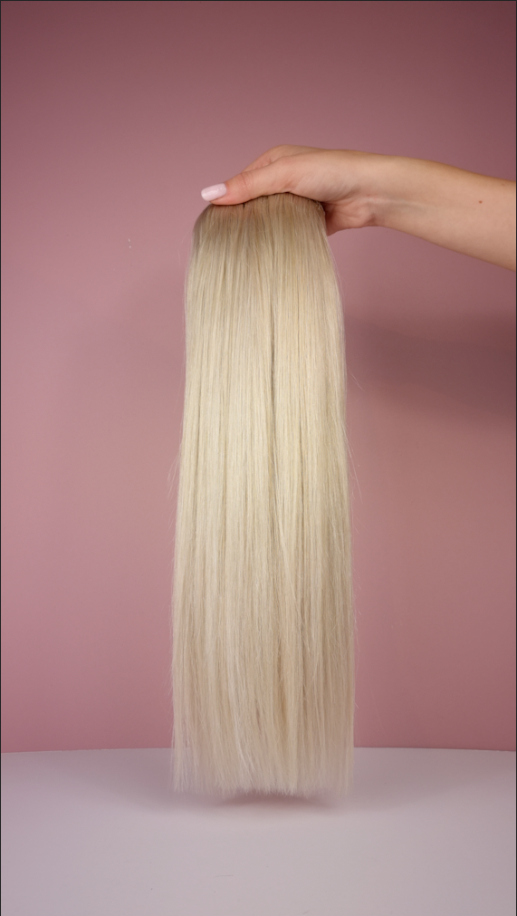 Video van de Ice Bronde clip-in Hairextensions. 40cm lange hairextensions van 180gram in een licht as blond. 