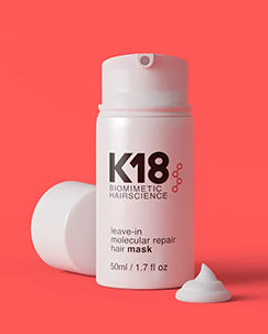 Stap 2: Dep je haar handdoekdroog en breng 1-3 pompjes K18 Leave in Molecular Repair Hair Mask  aan op de lengtes en punten. Begin met 1 pompje en voeg indien nodig toe. Verspreid gelijkmatig – less is more!