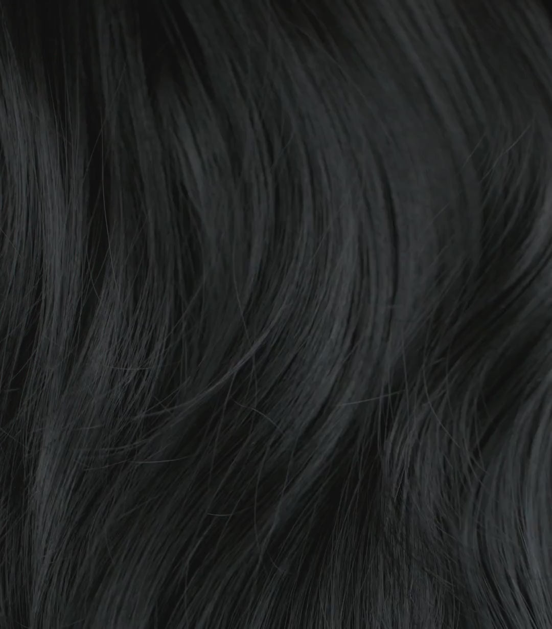Deze Zwarte (Jet Black #1) clip in hairextensions zijn gemaakt van 100% remy gesorteerd human hair. Deze kleur zwart heeft een koele ondertoon en een prachtige glans. Dare to go dark and dramatic? Dit zijn de donkerste kleur extensions van onze collectie. Met deze clip in extensions transformeer je in een oogwenk je haar tot een volumineus, lange bos haar. 