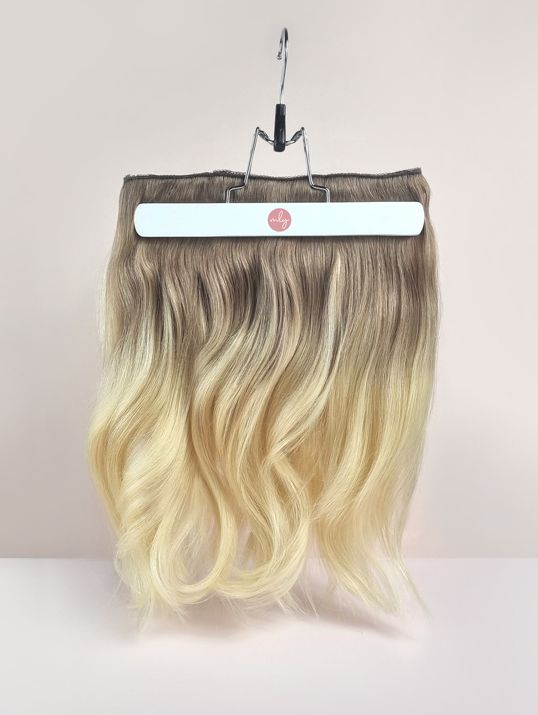 Asblond naar platina blond balayage ombre clip in hairextensions van echt haar. Remy human hair clip ins in 1 enkele baan. Een dikkere strook met clips voor voller haar.