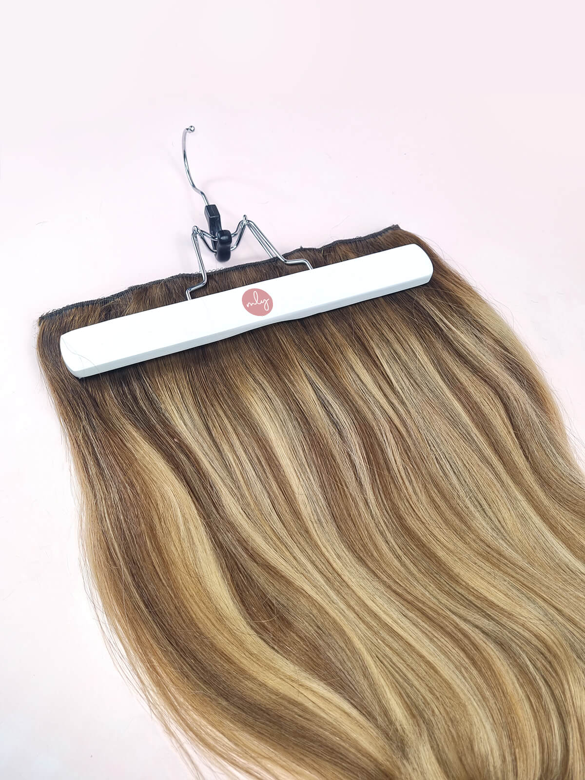 Honey blonde balayage hairextensions met midden blonde en licht blonde highlights. Remy human hair echte hairextensions met een donkere aanzet. mly hairextensions, de beste hairextensions van Nederland