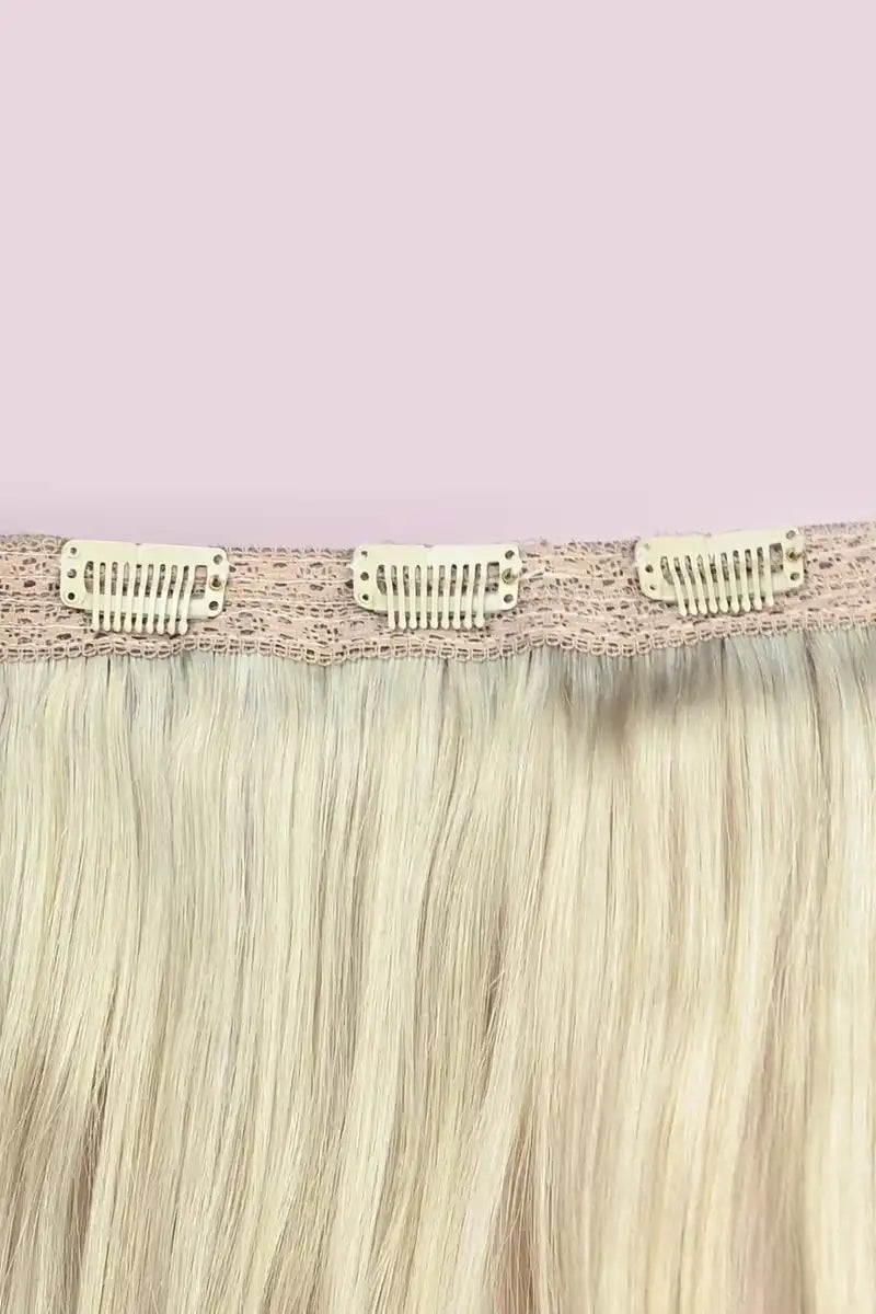 Clip in hairextensions van remy human hair, echt haar. Deze clip ins hebben reeds bevestigde clips en kan je dus gemakkelijk zelf plaatsen zonder hulp van de kapper. Plaats de volumizer voor snel voller en dikker haar.