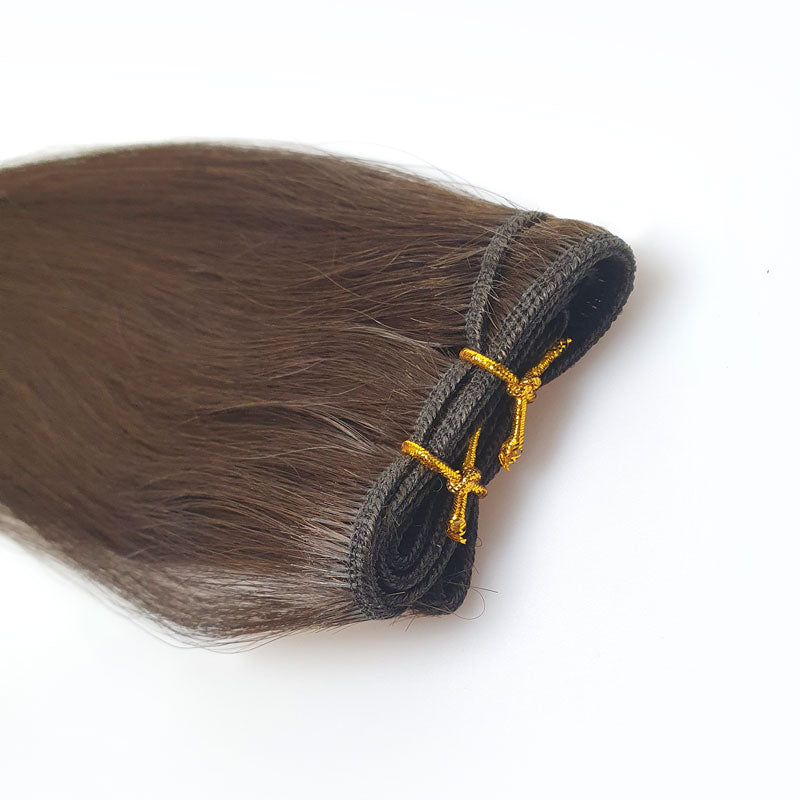 Met hairwefts kan je je haar verlengen en/of meer volume geven. De wefts zijn machinaal gemaakt, hierdoor zijn de banden mooi plat met een natuurlijke haarratio. Hierdoor blenden de extensions gemakkelijk met je eigen haar en zie je bij juiste plaatsing de aanzet niet zitten.