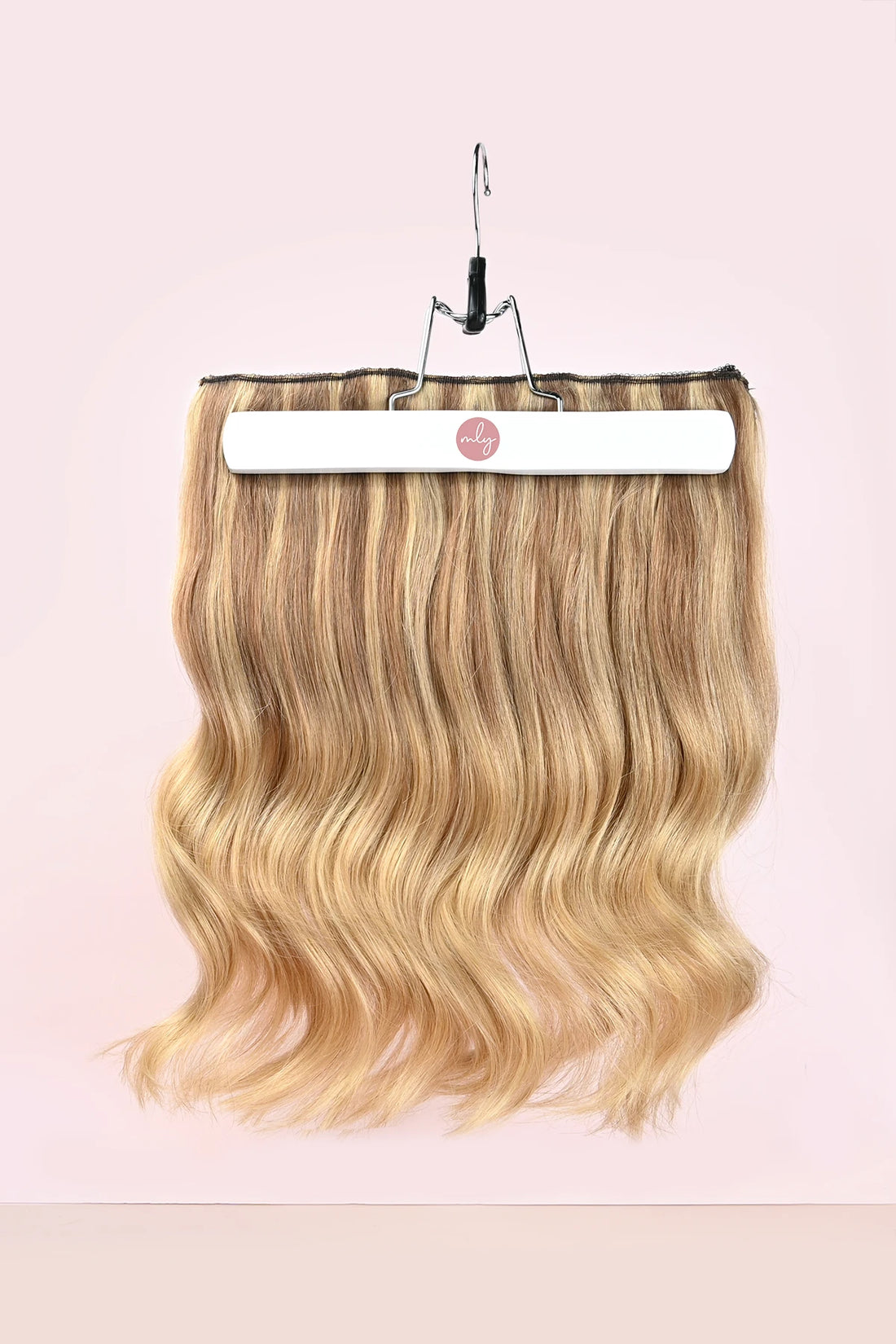 Balayage clip in hairextensions in midden blond tinten om je haar mee te verlengen. 